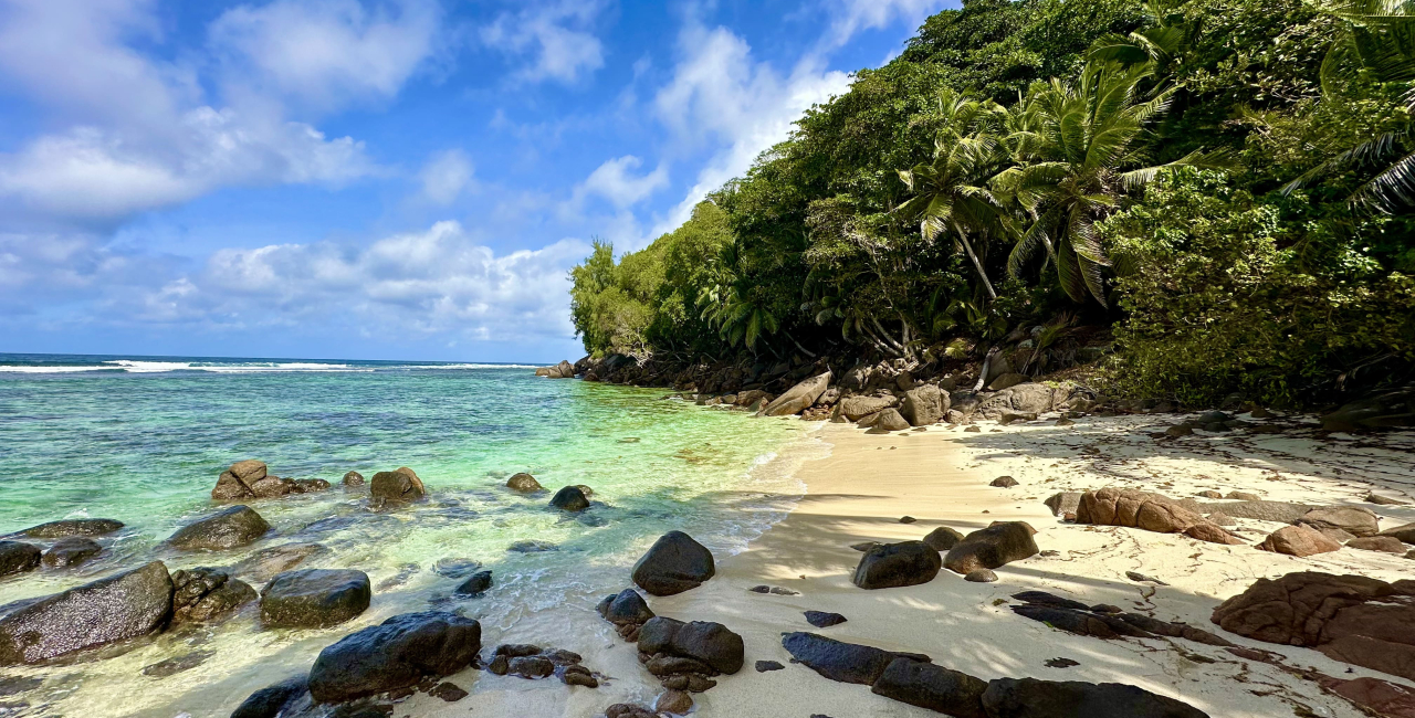 Пляж Ансе Бугенвиль (Anse Bougainville) — тихий уголок на юго-востоке Маэ